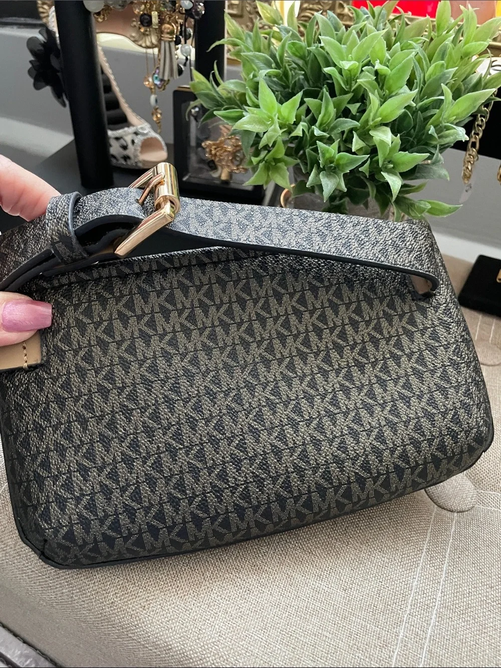 ✨🤎🖤Michael Kors Black and Cream MK Logo Stripe Crossbody Belt Bag🖤🤎✨LIKE NEW